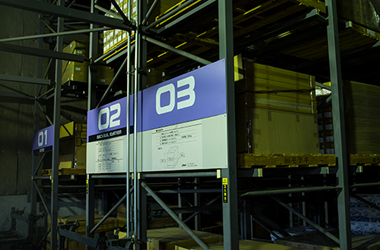 2000以上の荷物が収納できる「自動立体倉庫」から特定の荷物を指定し、仕分けを行うことも倉庫業務のひとつです。